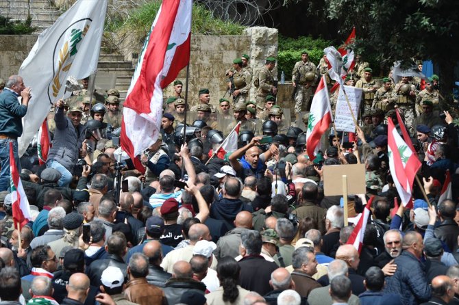 Lübnan'da emekli askerler "düşük maaş" nedeniyle gösteri düzenledi
