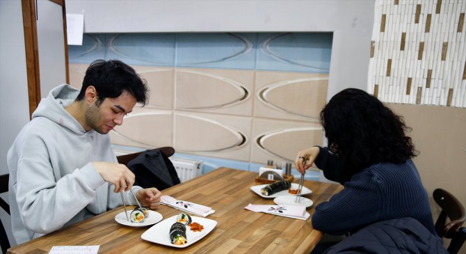Mantısıyla ünlü Kayseri'de restoran açan Güney Koreli çift ülkelerinin lezzetlerini sunuyor