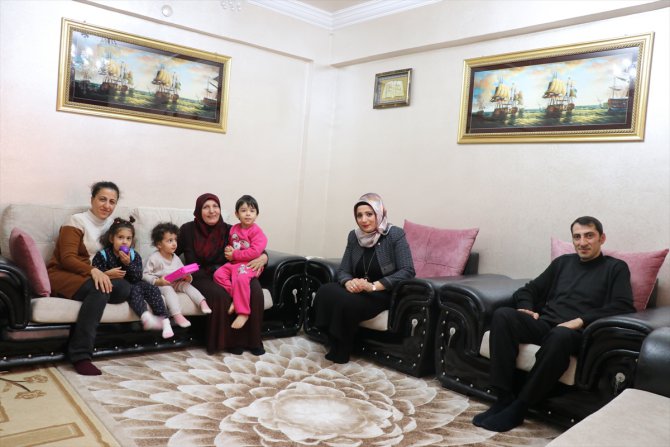 Siirt'te şehit eşi, evini Malatya'dan gelen depremzede aileye açtı