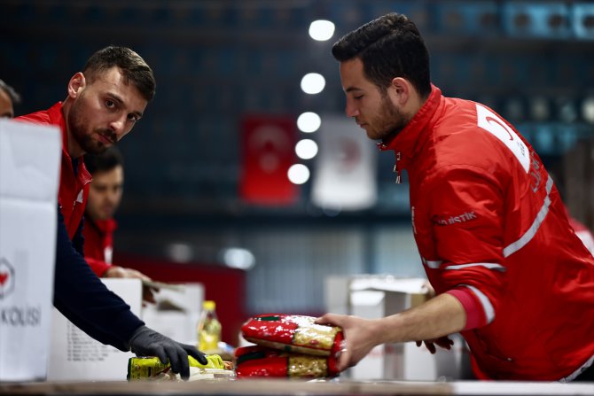 Türk Kızılayın ramazan için hazırladığı "İyilik Kolisi" Hatay'da depremzedelere ulaştırılıyor
