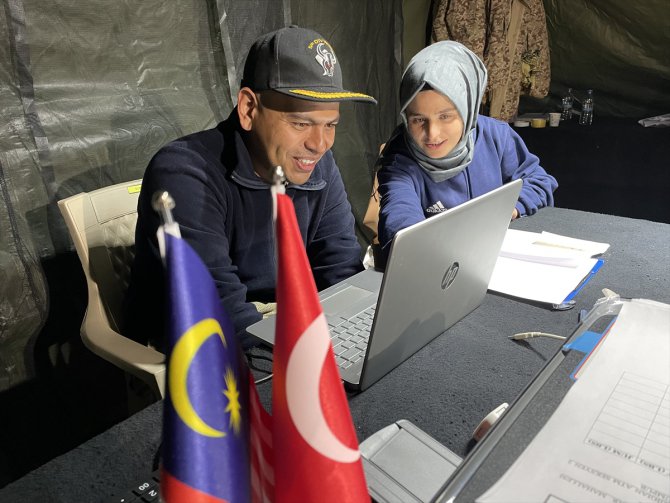 Adıyamanlı depremzede, bölgedeki Malezyalı sağlık ekibinin gönüllü tercümanı oldu
