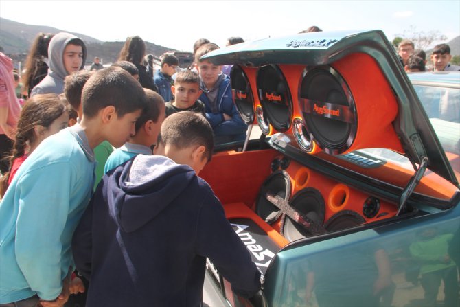 Amasya'da aralarında depremzedelerin de olduğu çocuklara modifiye araçlar tanıtıldı