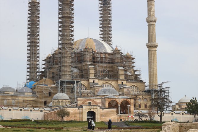 Ana kubbe güçlendirmesi tamamlanan Selimiye Camisi'nin restorasyonu sürüyor