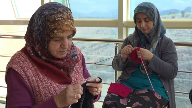 Burdur'da kalan depremzedeler, ördükleri giysileri çadır kentlere gönderecek