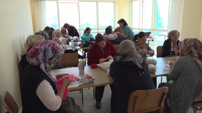 Burdur'da kalan depremzedeler, ördükleri giysileri çadır kentlere gönderecek