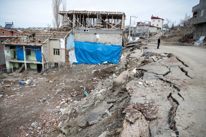 Depremde büyük yıkımın yaşandığı kırsal mahallede yaralar sarılıyor