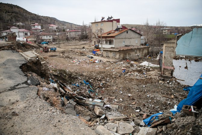 Depremde büyük yıkımın yaşandığı kırsal mahallede yaralar sarılıyor