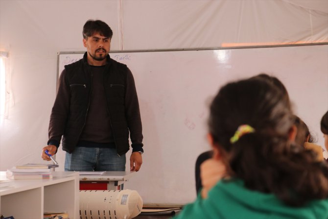 Depremzede öğretmen, çadır kentteki öğrencileri sınavlara hazırlamak için çaba harcıyor