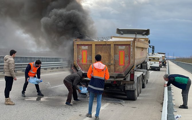 Edirne'de asfalt malzemesi yüklü tır çıkan yangında hasar gördü