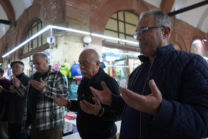 Edirne'de dükkanlarını toplu duayla açan tarihi çarşı esnafı bereketli bir ramazan ayı diledi