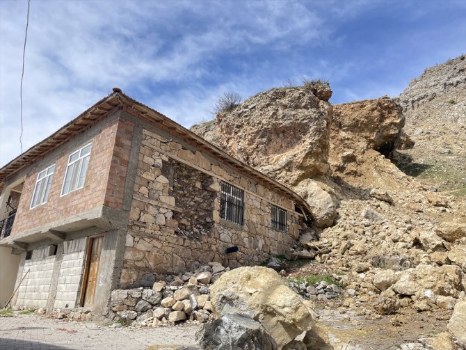 İncirli köyünde dağlardan kopan dev kayalar evlere ağır hasar verdi