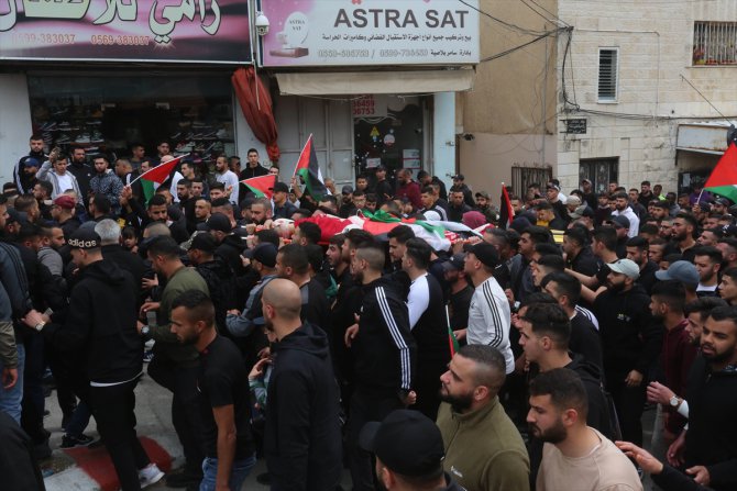 İsrail askerlerinin öldürdüğü Filistinli gencin cenazesi toprağa verildi