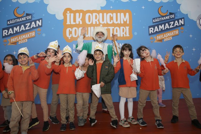 İstanbul'da geleneksel tekne orucunu tutan çocuklar iftar yaptı