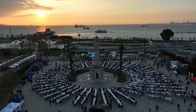 İzmir Konak Meydanı'nda depremzedelere iftar verildi