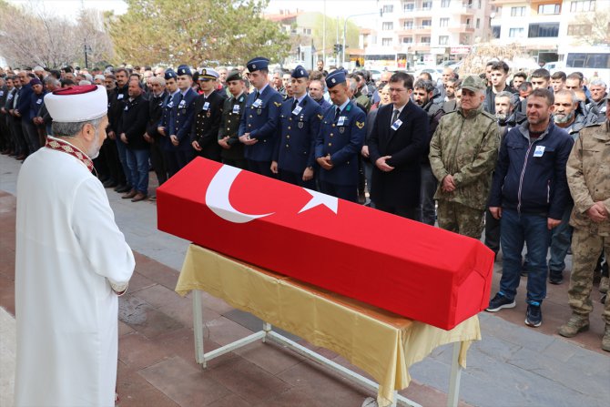 İzmir'de trafik kazasında ölen astsubayın cenazesi Erzincan'da toprağa verildi