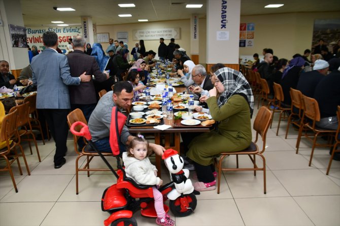 Karabük'te öğrenci yurdunda misafir edilen depremzedeler ilk iftarlarını yaptı