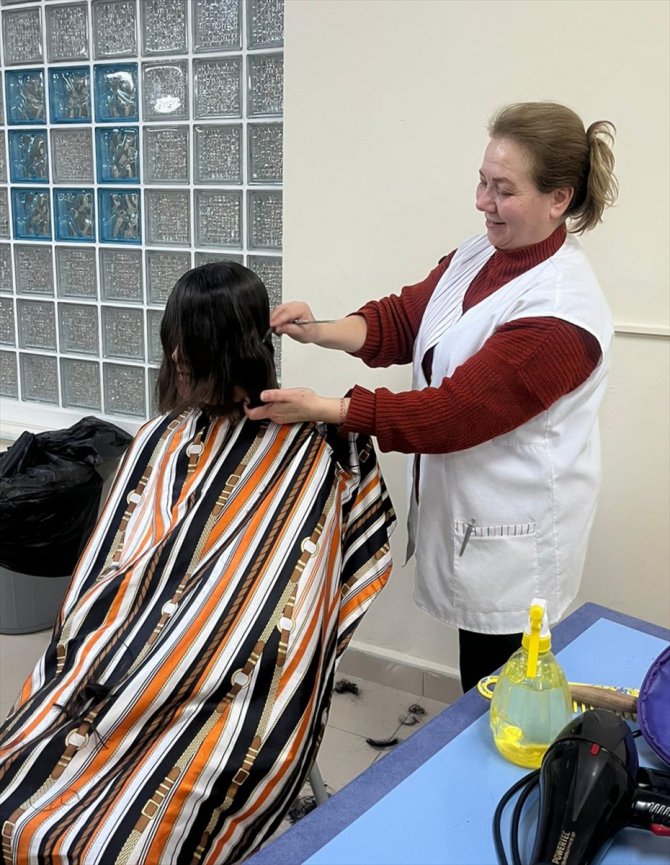 Kırklareli'nde gönüllü berber ve kuaförler depremzedelerin saçını kesti
