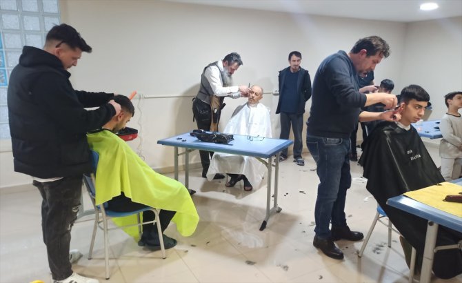 Kırklareli'nde gönüllü berber ve kuaförler depremzedelerin saçını kesti