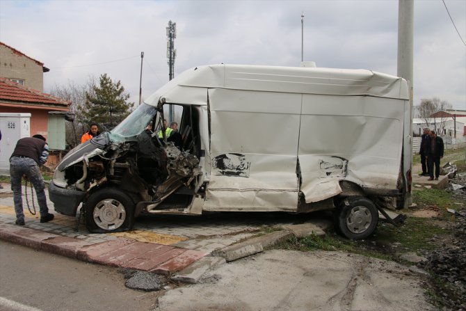 Kütahya'da hemzemin geçitte yük treninin çarptığı minibüsün sürücüsü yaralandı