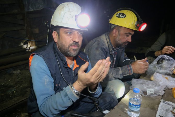 Kütahya'da yerin 300 metre altında madenciler ilk iftarını yaptı