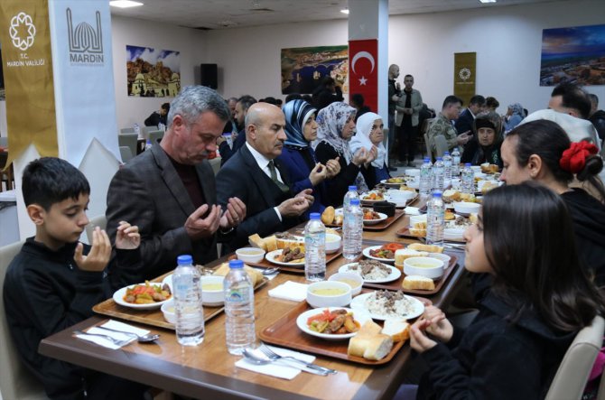 Mardin'de depremzede vatandaşlar ilk iftarını yaptı