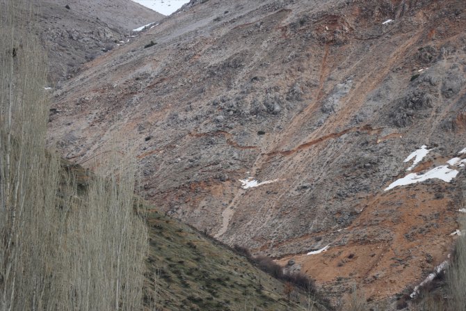 Adıyaman'da karlar eriyince dağdaki yarıklar ve çökmeler ortaya çıktı