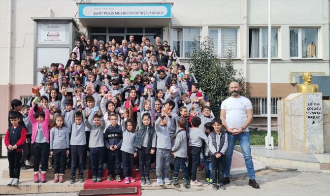 Amasya'da ilkokul öğrencileri kumbaralarındaki parayı depremzedelere bağışladı