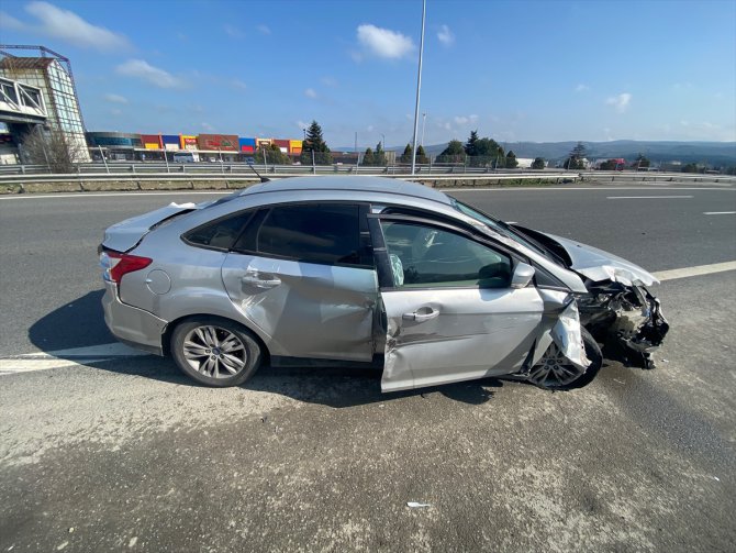 Anadolu Otoyolu'nda kamyona arkadan çarpan otomobildeki 6 kişi yaralandı