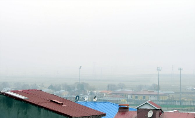 Ardahan ve Kars'ta sis etkili oldu