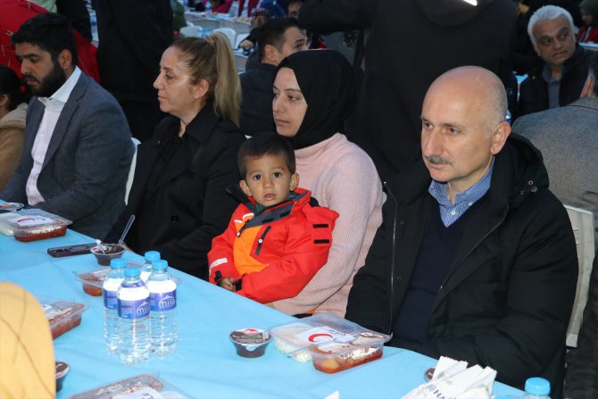 Bakan Karaismailoğlu, Adıyaman'da depremzedelerle iftar yaptı: