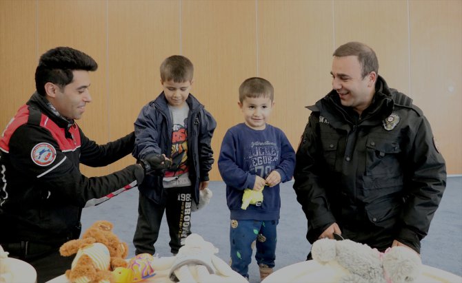 Burdur'da polisler, depremzede çocuklara oyuncak dağıttı