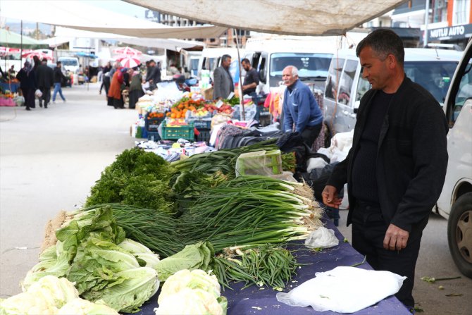 Depremin vurduğu Adıyaman'da pazar esnafı yeniden tezgah açtı