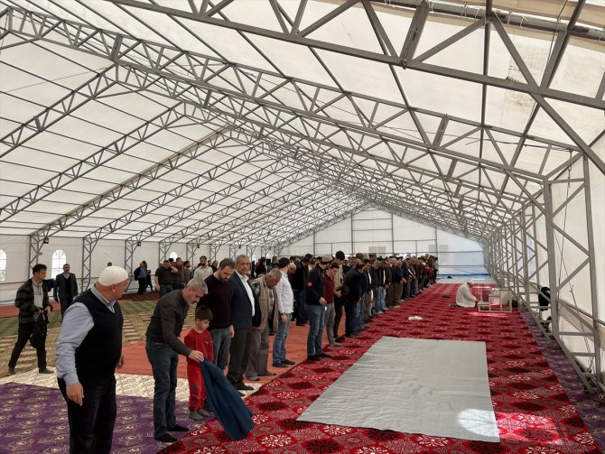 Depremlerden etkilenen Hatay ve Osmaniye'de ramazanın ilk cuma namazı kılındı