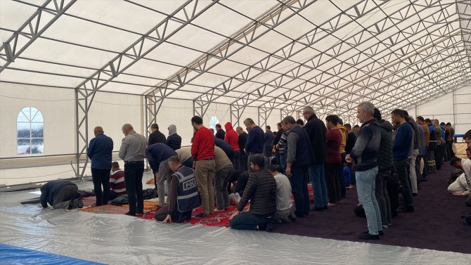 Depremlerden etkilenen Hatay ve Osmaniye'de ramazanın ilk cuma namazı kılındı