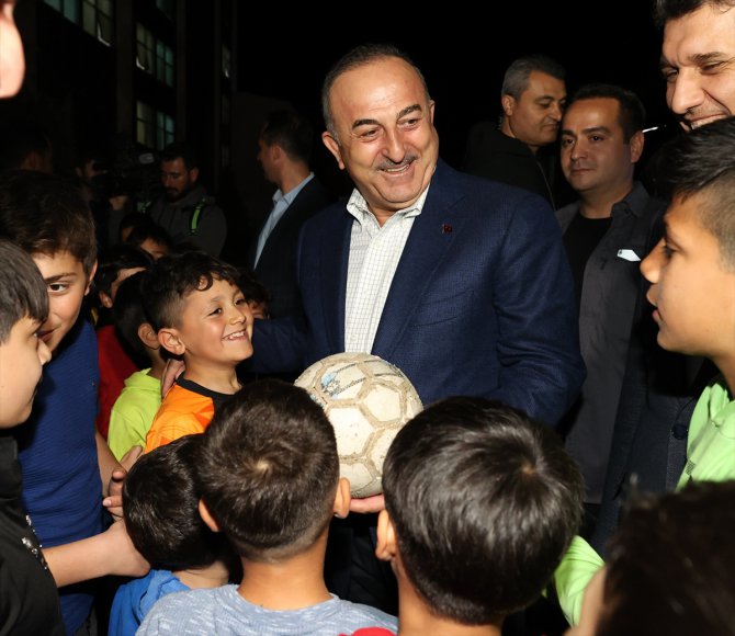Dışişleri Bakanı Çavuşoğlu, Antalya'da depremzedelerle buluştu