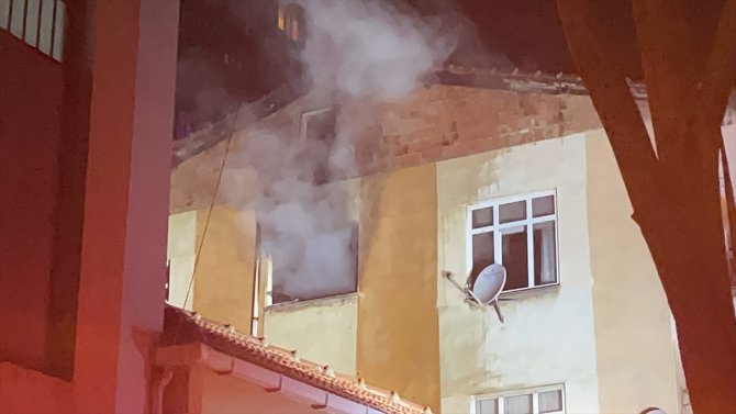 Kadıköy'de 5 katlı binada çıkan yangın söndürüldü