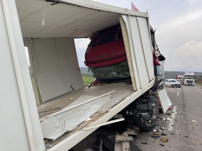 Kilis'te park halindeki konteyner yüklü tıra çarpan tırdaki 3 kişi yaralandı