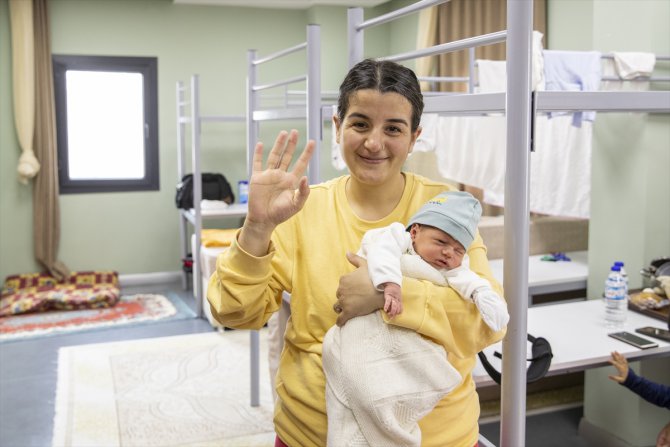 Mersin'de doğum yapan depremzede kadın, bebeğine "Umut" adını verdi