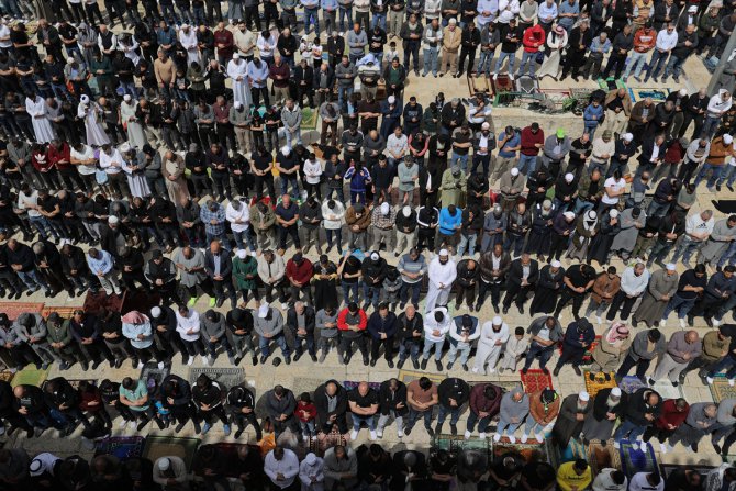 Yaklaşık 100 bin Müslüman ramazanın ilk cuma namazını Mescid-i Aksa’da kıldı
