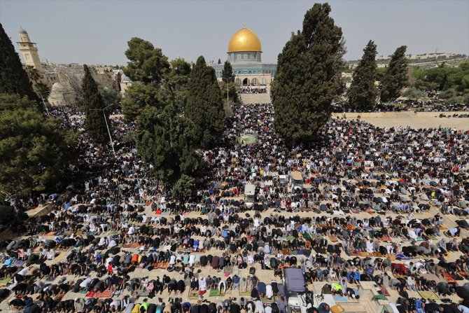 Yaklaşık 100 bin Müslüman ramazanın ilk cuma namazını Mescid-i Aksa’da kıldı