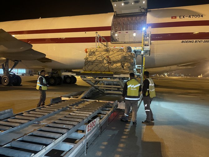 Pakistan'dan deprem bölgesine çadır taşıyan son uçak Adana'ya ulaştı