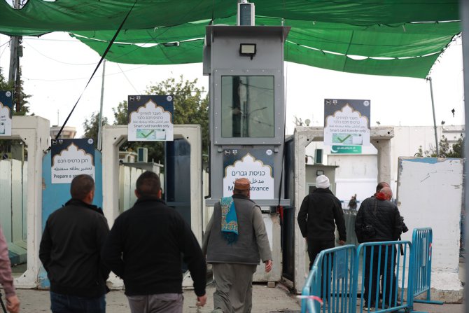 İsrail, Batı Şeria'daki Filistinlilerin cuma namazı için Kudüs'e girişini engelliyor