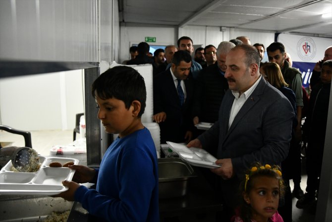 Sanayi ve Teknoloji Bakanı Varank, İslahiye'de depremzedelerle iftar yaptı