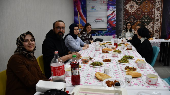 Sivas'ta gençlik merkezi çalışanları depremzede gençler için iftar programı düzenledi