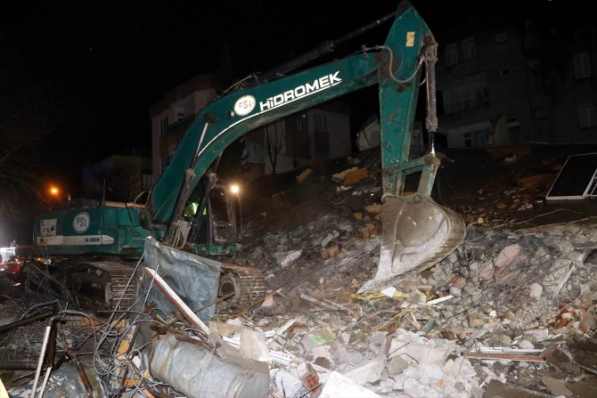 GÜNCELLEME - Adıyaman'da ağır hasarlı 3 katlı bina kendiliğinden çöktü