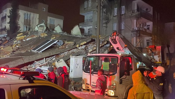Adıyaman'da ağır hasarlı 5 katlı bina kendiliğinden çöktü