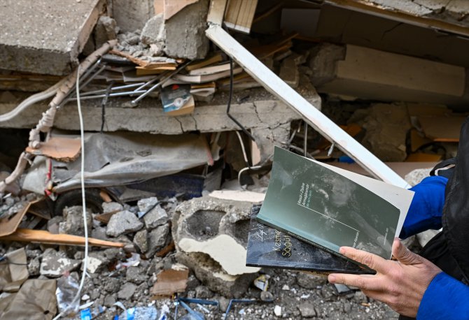 Babasının deprem enkazında kalan 25 bin kitabını kütüphanede yaşatacak