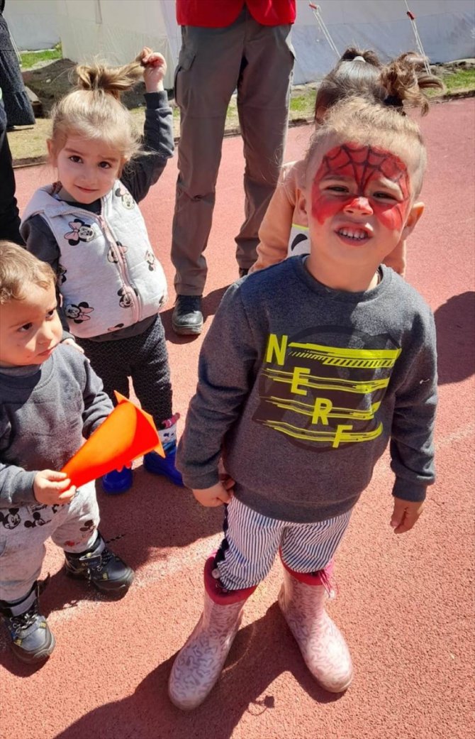 Hentbol gönüllü timi, Adıyaman'da depremzede çocuklar ile buluştu