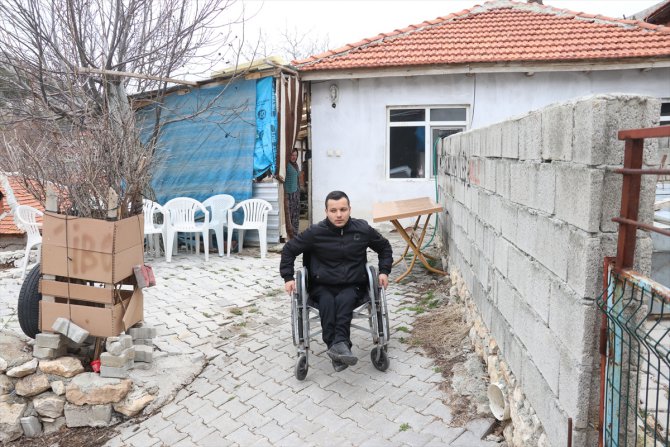 Köyde halter çalışan bedensel engelli sporcu hayalinin peşinden koşuyor