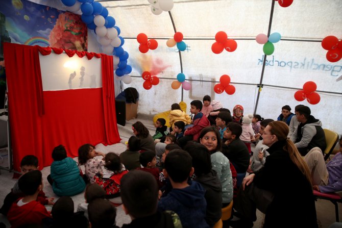 Malatya'da konteyner kentte kalan çocuklara "Karagöz ve Hacivat" gösterisi